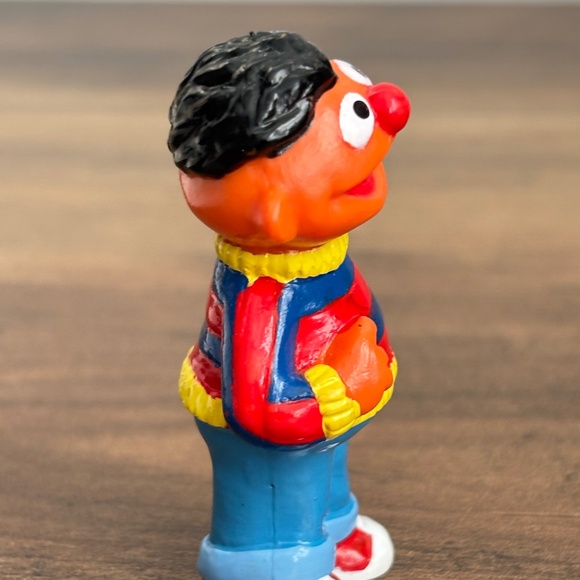 VINTAGE Sesame Street ERNIE Smiling Touching Face Applause PVC Toy Figure Topper - Picture 3 of 7